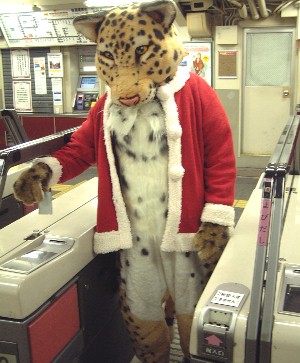 サンタなのに、トナカイが来ないので阪急電車で…(^^;